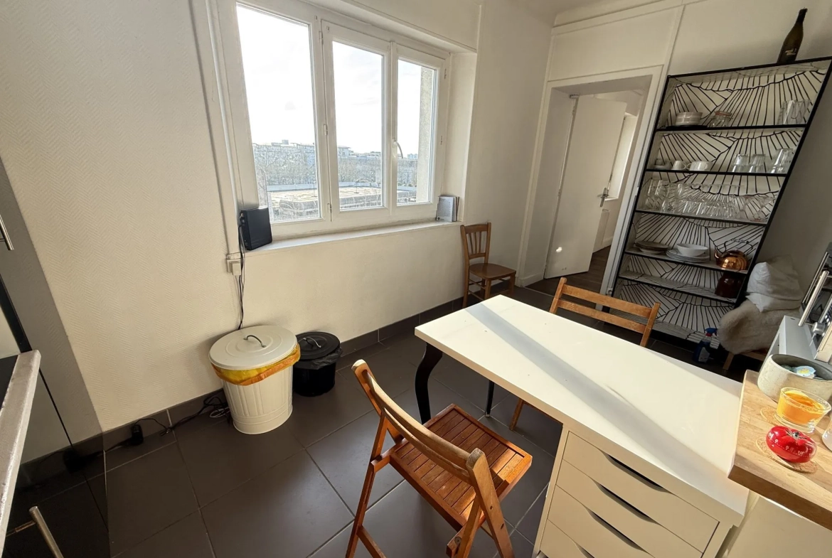 Appartement T2 avec Vue Dégagée au Dernier Étage à Nantes 