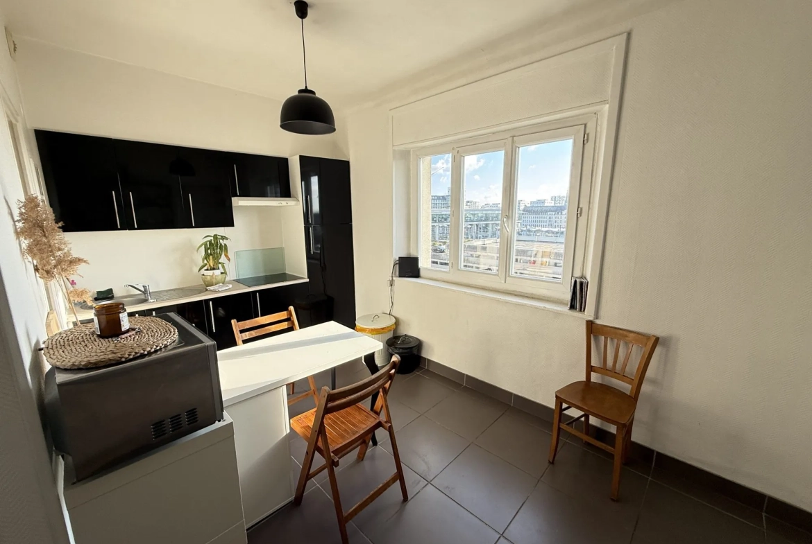 Appartement T2 avec Vue Dégagée au Dernier Étage à Nantes 