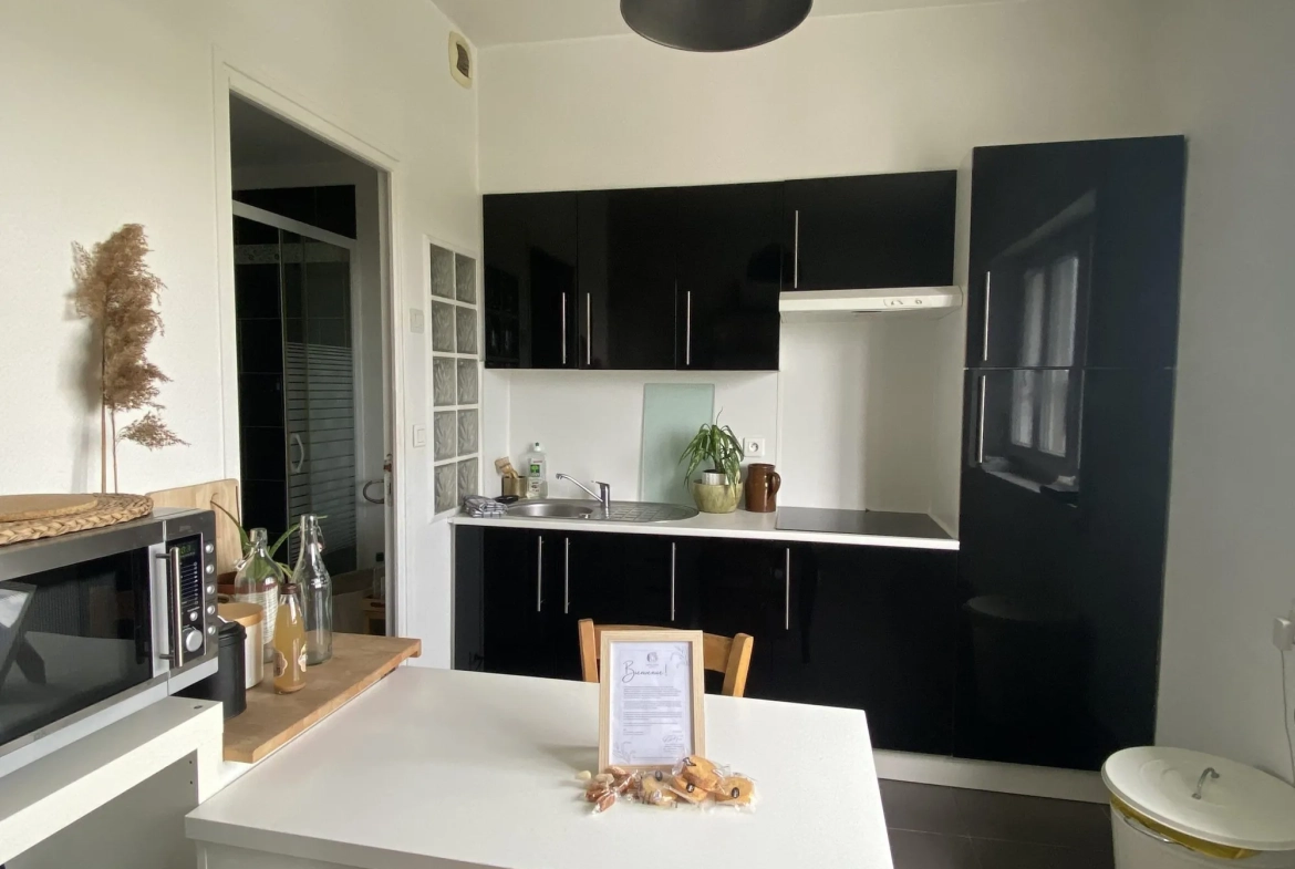 Appartement T2 avec Vue Dégagée au Dernier Étage à Nantes 