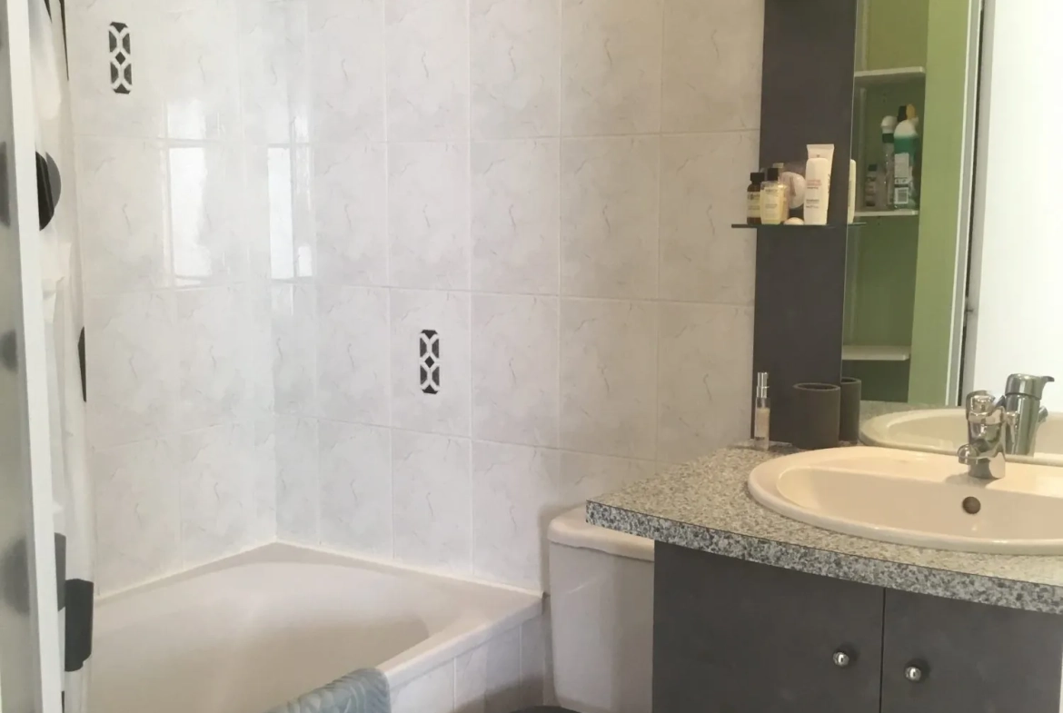T2 avec balcon et piscine intérieure à Perigny, proche La Rochelle 