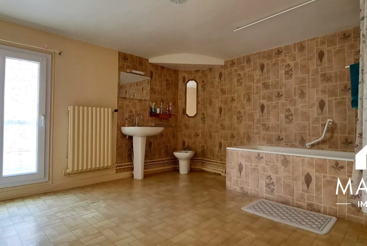 Maison de ville avec garage à Châlons-en-Champagne – Potentiel d'investissement 