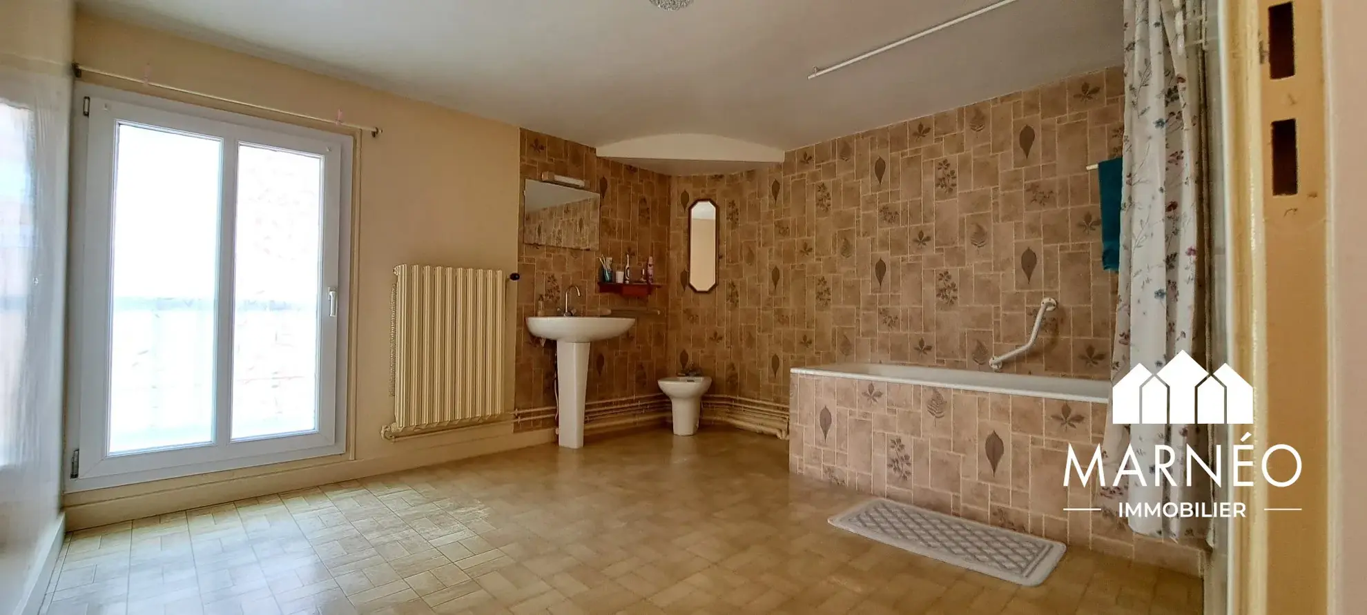 Maison de ville avec garage à Châlons-en-Champagne – Potentiel d'investissement 