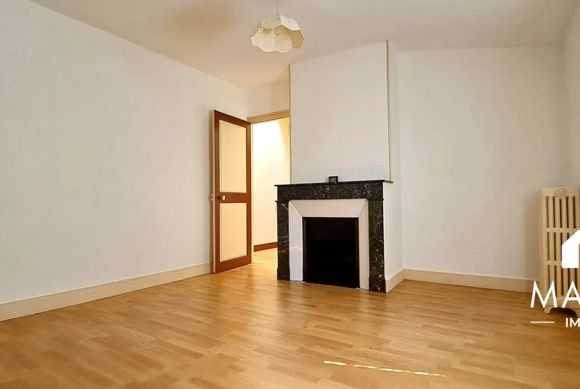 Maison de ville avec garage à Châlons-en-Champagne – Potentiel d'investissement 