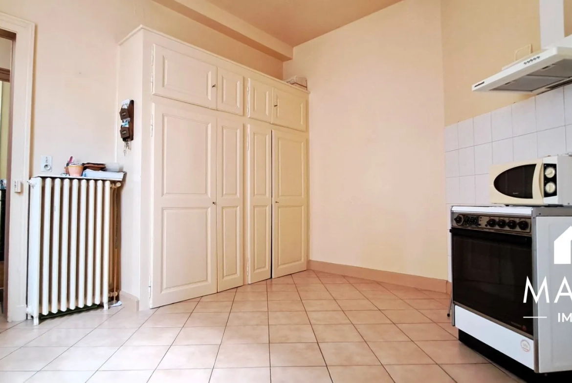 Maison de ville avec garage à Châlons-en-Champagne – Potentiel d'investissement 