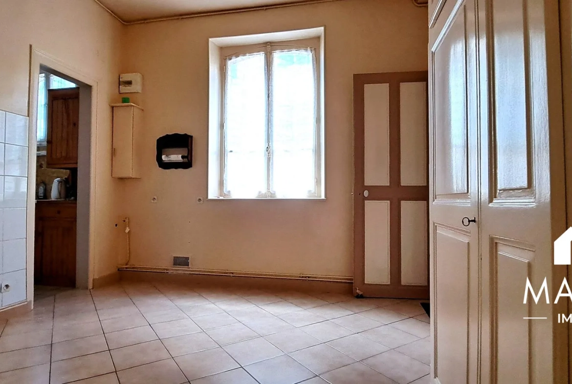 Maison de ville avec garage à Châlons-en-Champagne – Potentiel d'investissement 