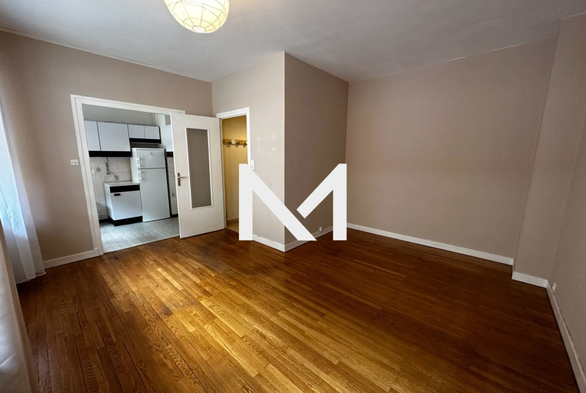 Appartement de 30 m² loué à Grenoble, ascenseur, cave, proche commodités 