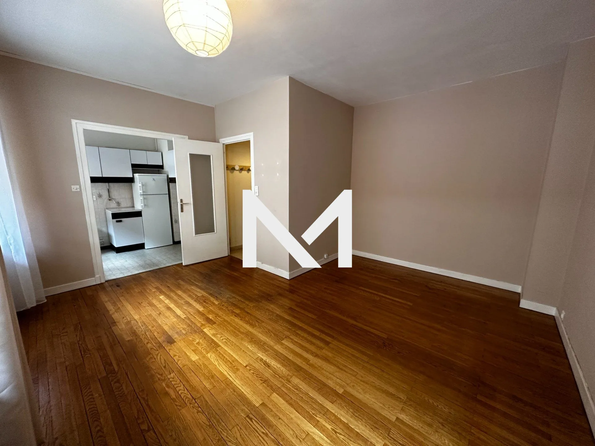 Appartement de 30 m² loué à Grenoble, ascenseur, cave, proche commodités 