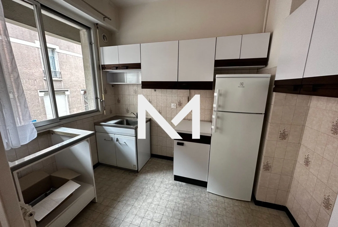 Appartement de 30 m² loué à Grenoble, ascenseur, cave, proche commodités 