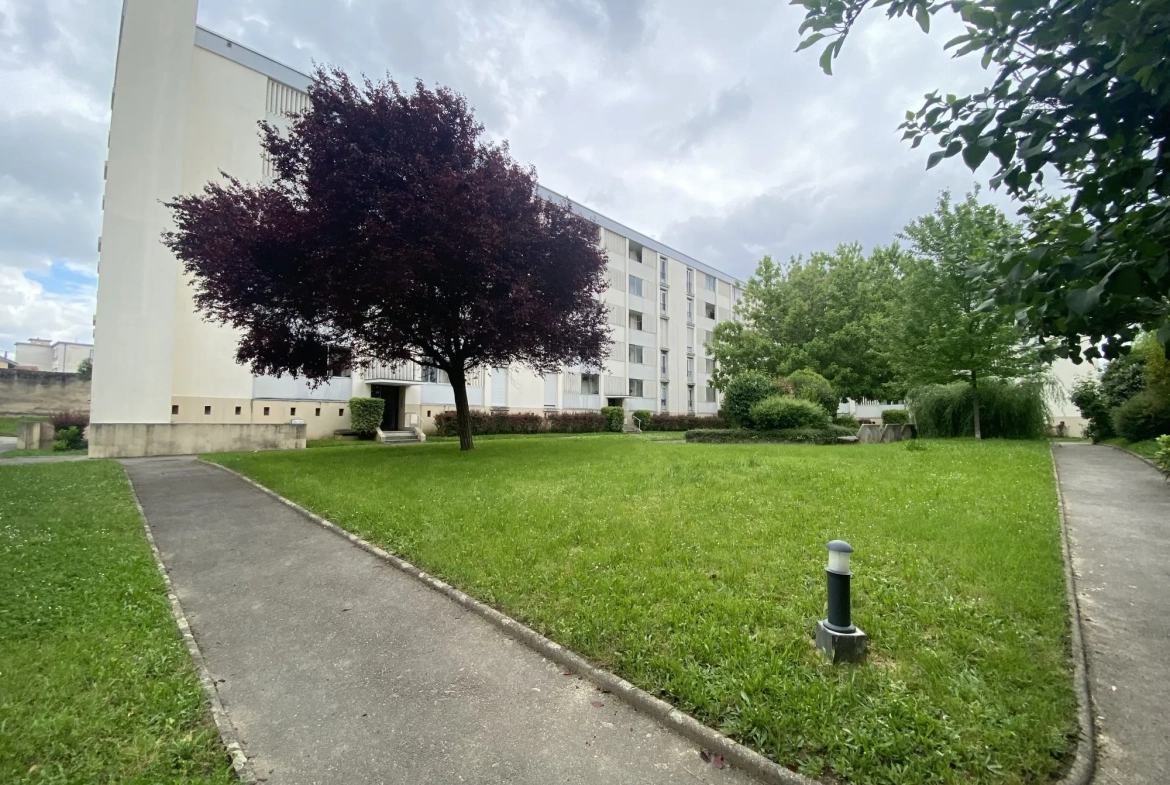A vendre T4 lumineux avec cave et parking à Lyon proche tramway T4 