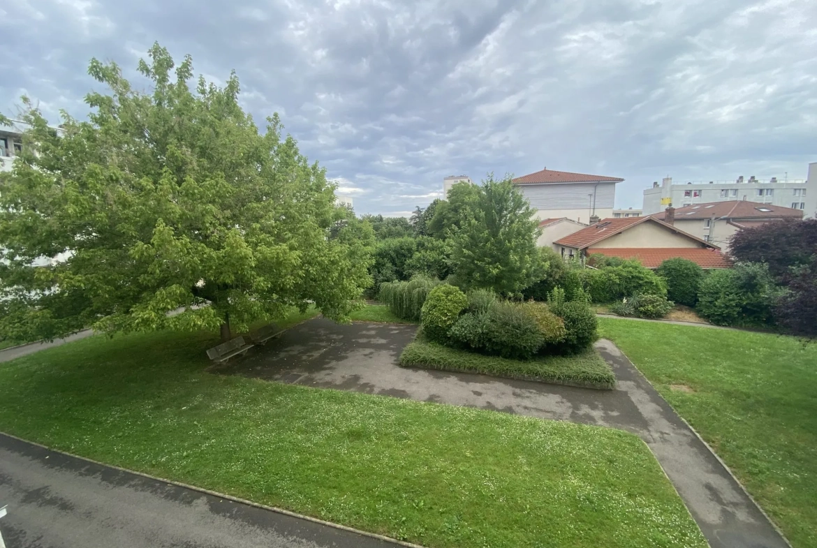 A vendre T4 lumineux avec cave et parking à Lyon proche tramway T4 