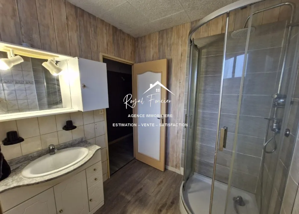 Salle d'eau avec WC sanibroyeur Maison traditionnelle de 87 m² avec jardin et cave à Ingrandes 