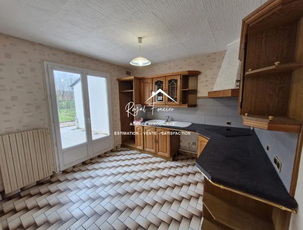 Cuisine indépendante aménagée et non équipée  Maison traditionnelle de 87 m² avec jardin et cave à Ingrandes 