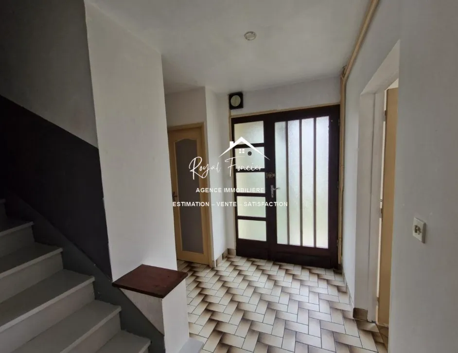 Entrée avec placards Maison traditionnelle de 87 m² avec jardin et cave à Ingrandes 