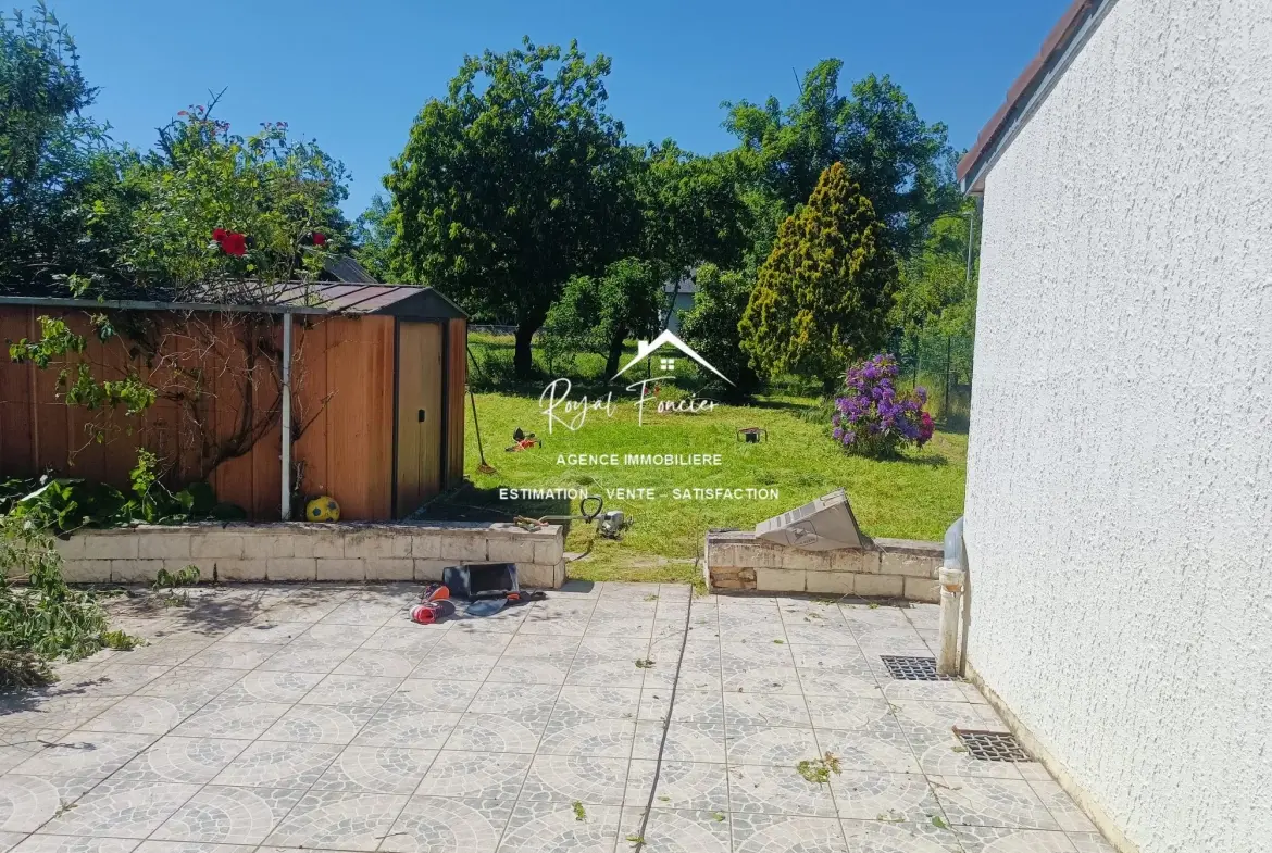 Terrasse carrelée  Maison traditionnelle de 87 m² avec jardin et cave à Ingrandes 