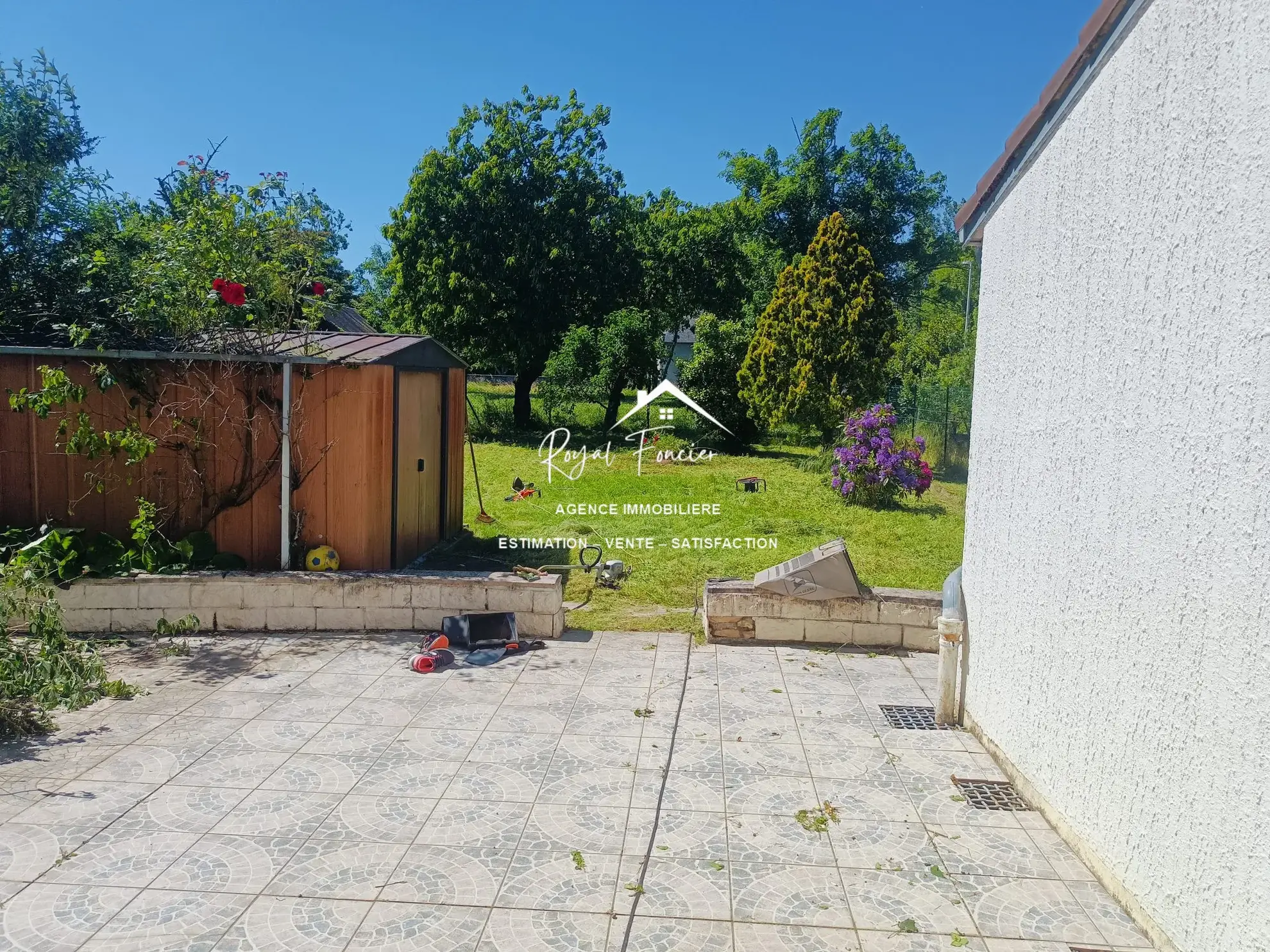 Terrasse carrelée  Maison traditionnelle de 87 m² avec jardin et cave à Ingrandes 