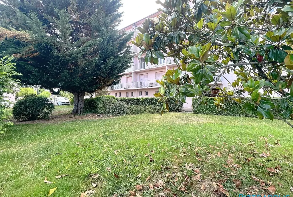 Appartement T3-T4 lumineux de 69 m² à Riorges avec garage et balcons 