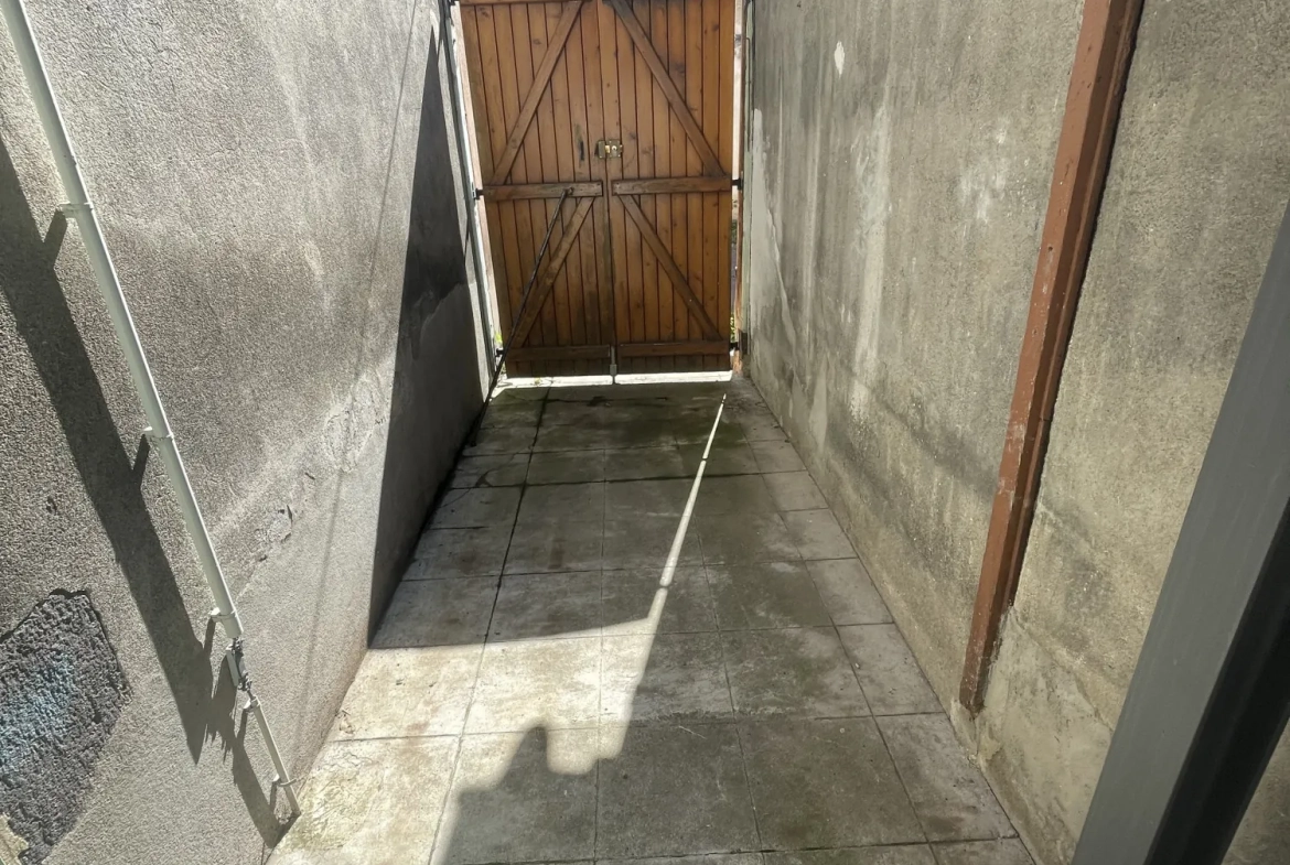 Appartement T2 à Clermont-Ferrand avec garage, cave et cour - Investissement ou résidence 