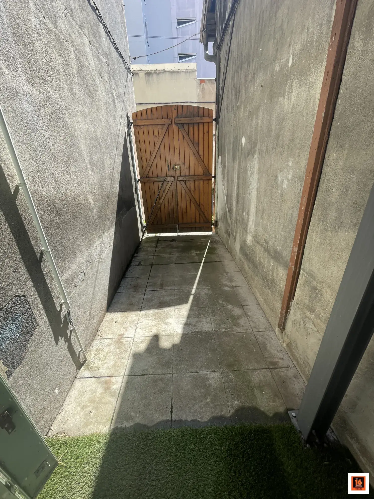Appartement T2 à Clermont-Ferrand avec garage, cave et cour - Investissement ou résidence 