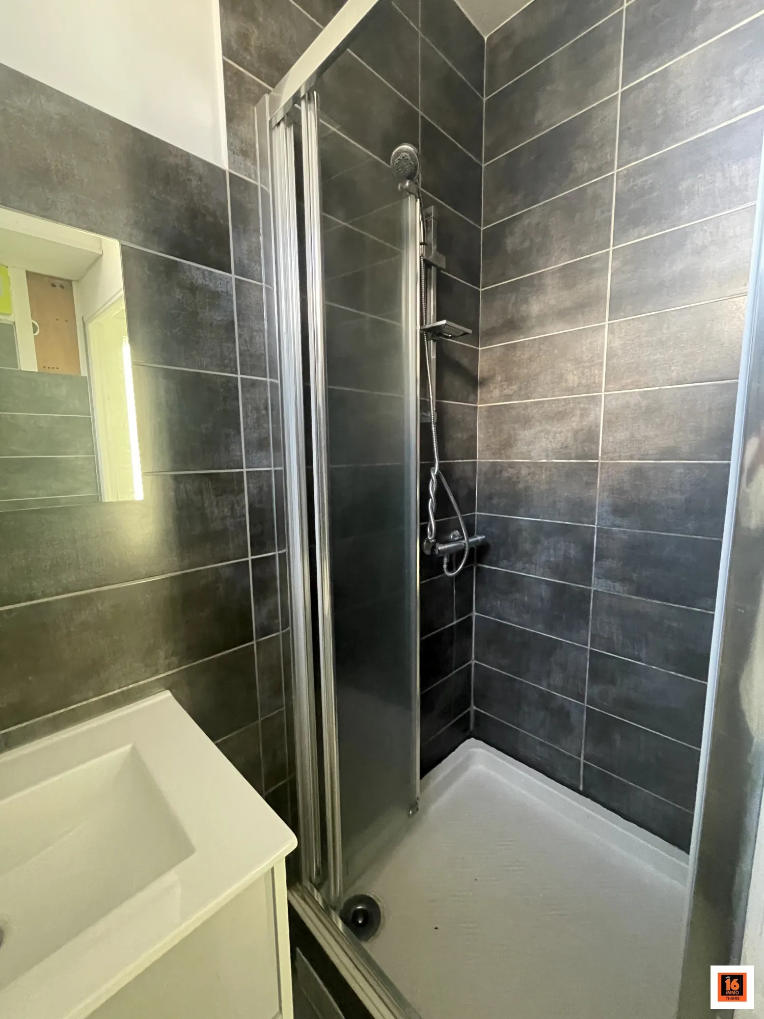 Appartement T2 à Clermont-Ferrand avec garage, cave et cour - Investissement ou résidence 
