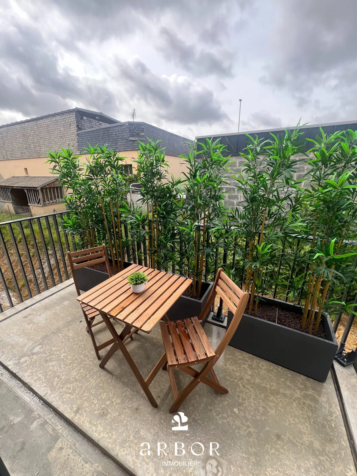 Appartement T2 lumineux de 45m² à Caen, avec balcon et parking, proche du centre-ville 