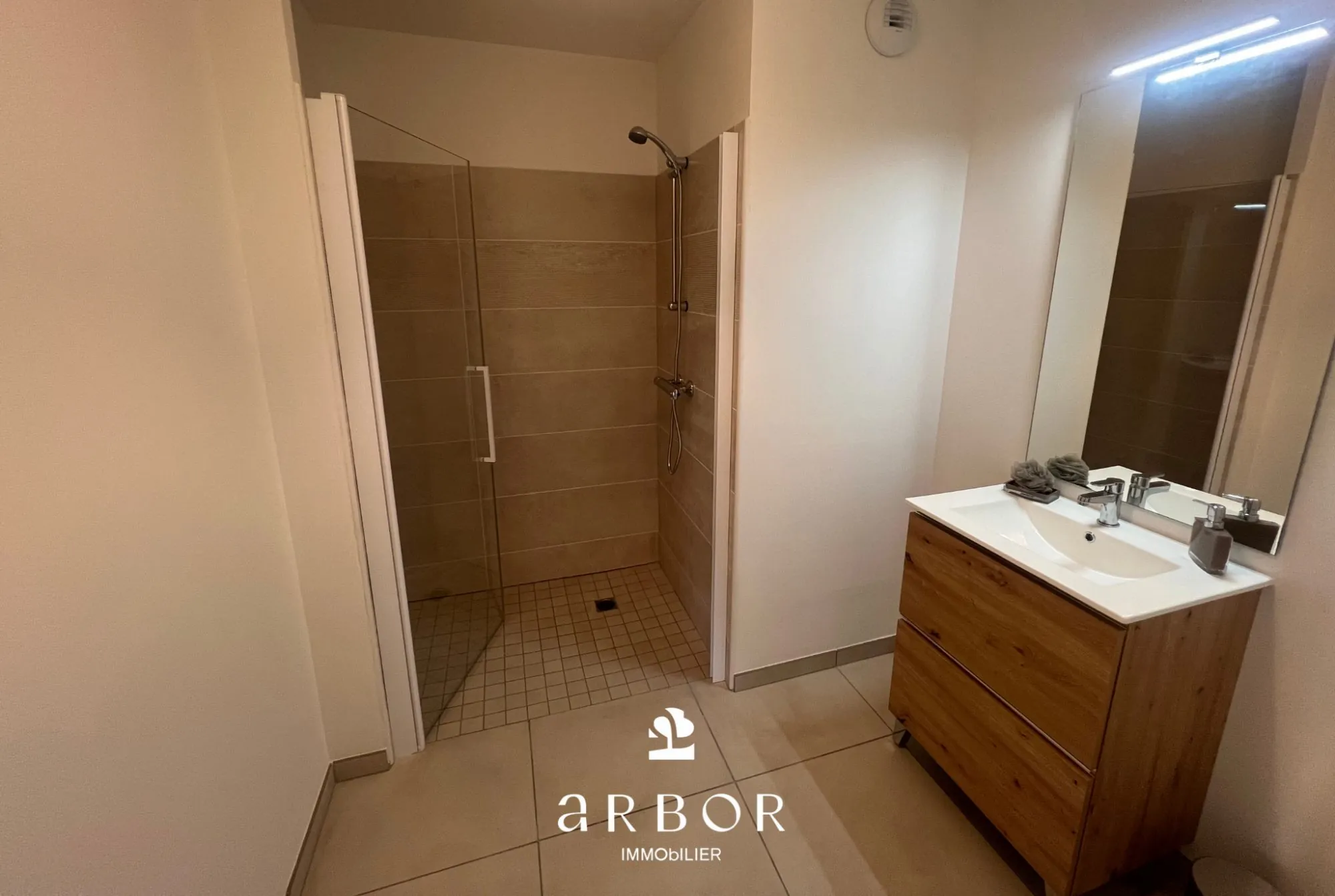 Appartement T2 lumineux de 45m² à Caen, avec balcon et parking, proche du centre-ville 