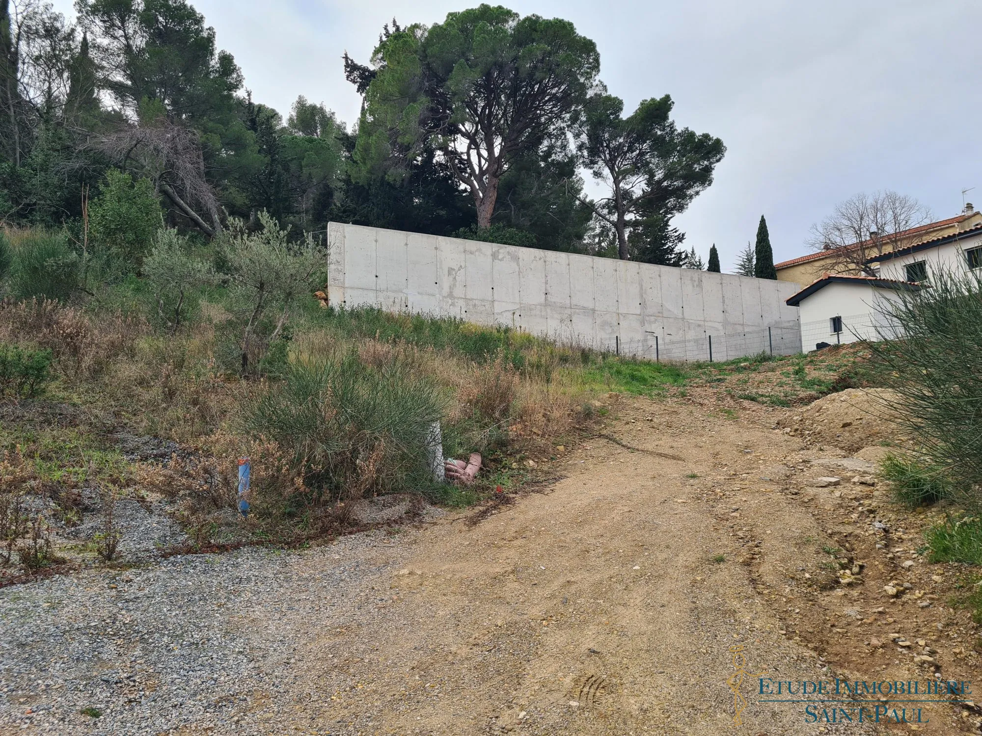 Terrain constructible de 875 m² à Clermont-l'Hérault, viabilisé, idéal pour maison plain-pied 