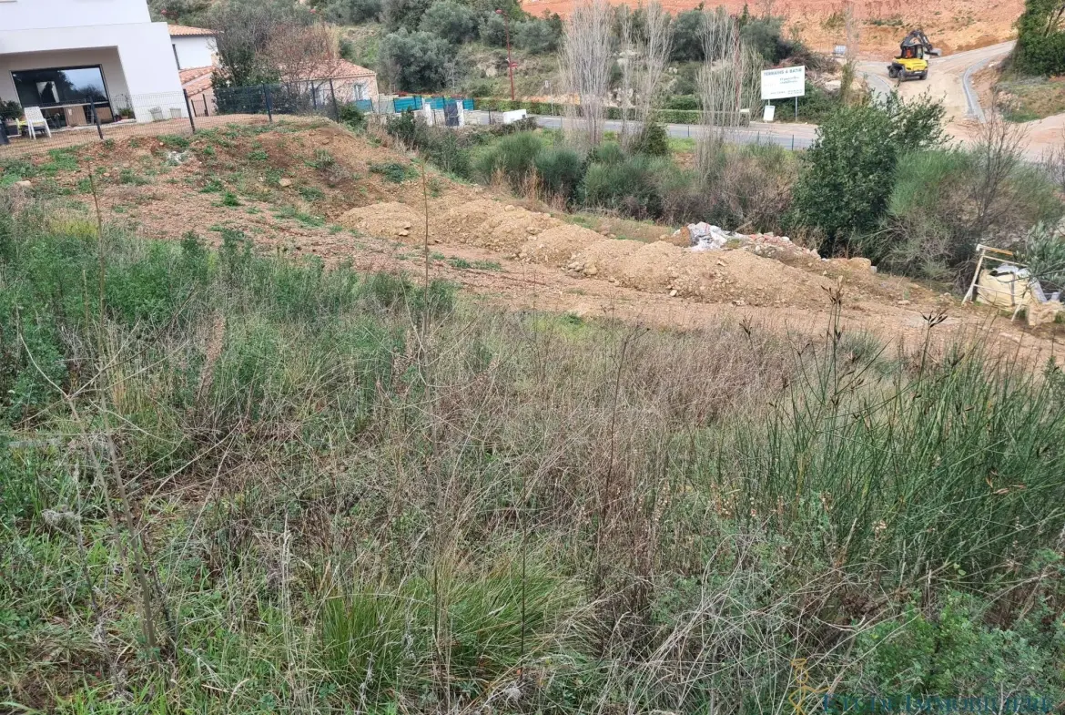 Terrain constructible de 875 m² à Clermont-l'Hérault, viabilisé, idéal pour maison plain-pied 