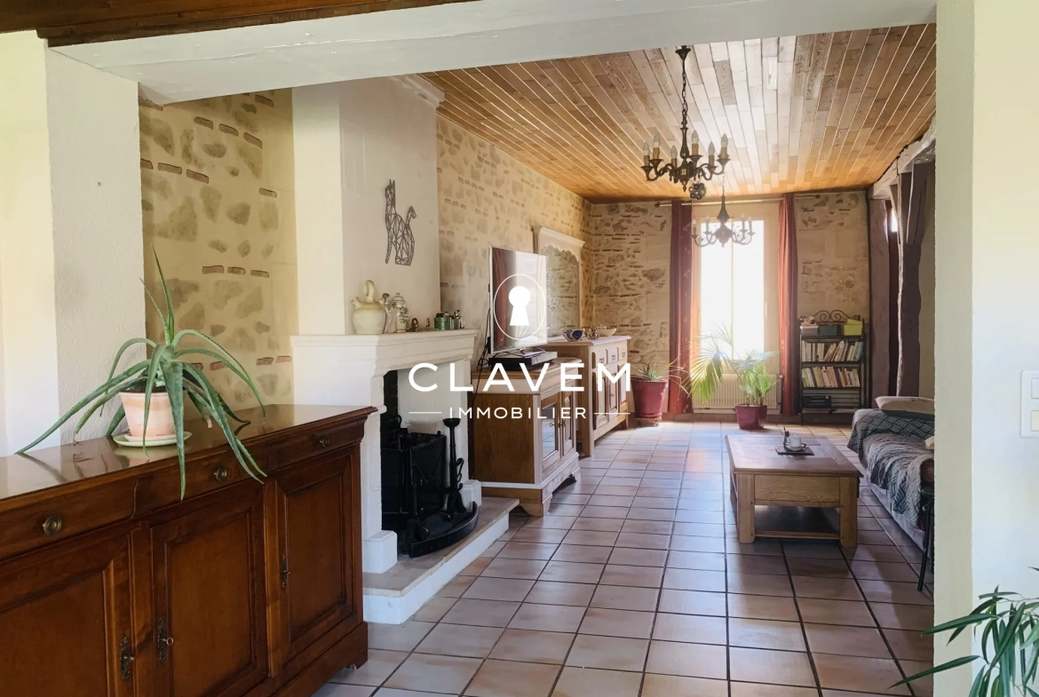 Charmante maison en pierre avec jardin et garage à Sainte Foy la Grande 