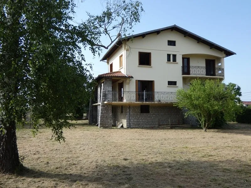 Maison à rénover avec grand jardin et garage à Labarthe-Rivière 