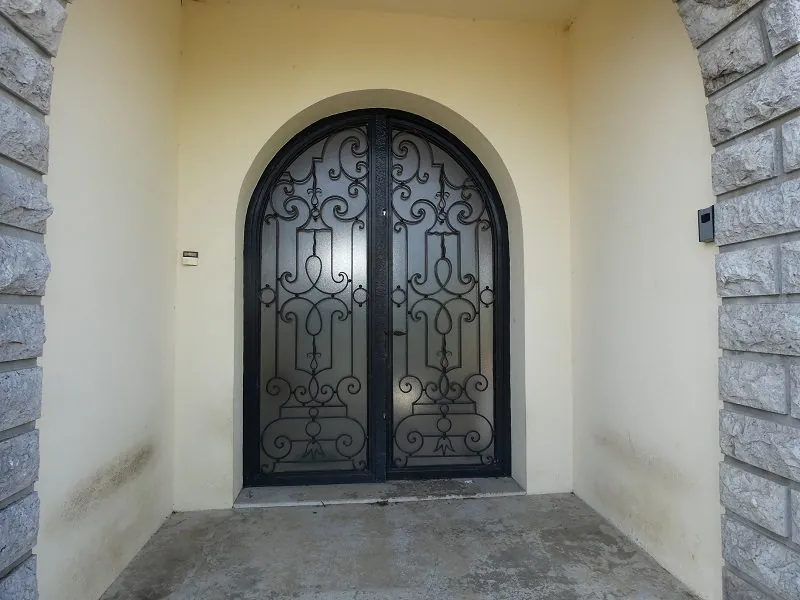 Maison à rénover avec grand jardin et garage à Labarthe-Rivière 