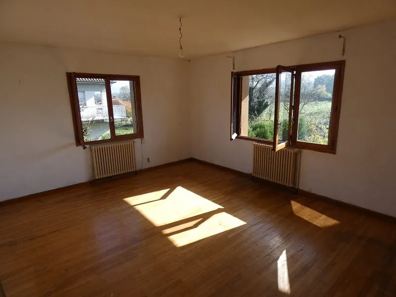 Maison à rénover avec grand jardin et garage à Labarthe-Rivière 