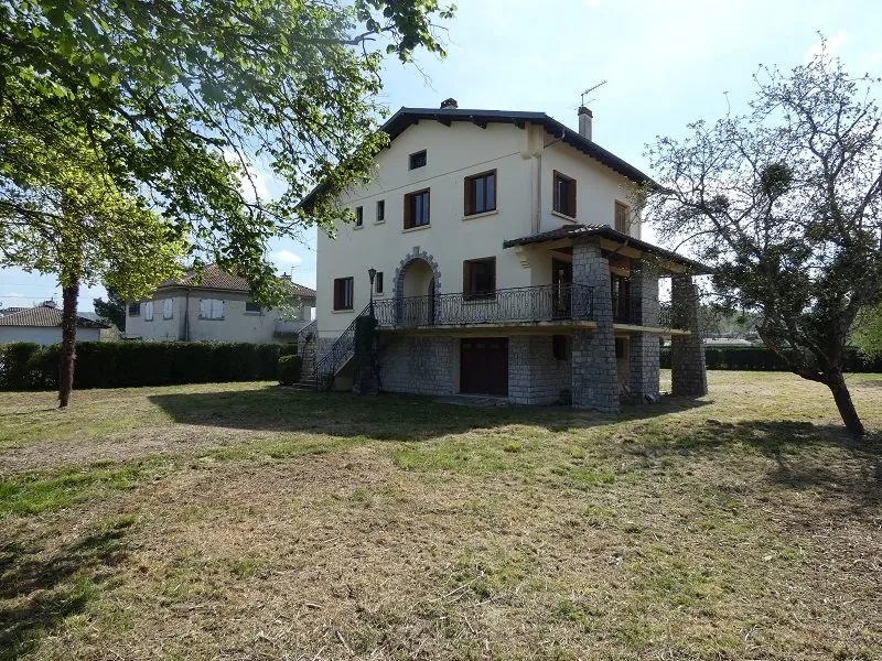 Maison à rénover avec grand jardin et garage à Labarthe-Rivière 