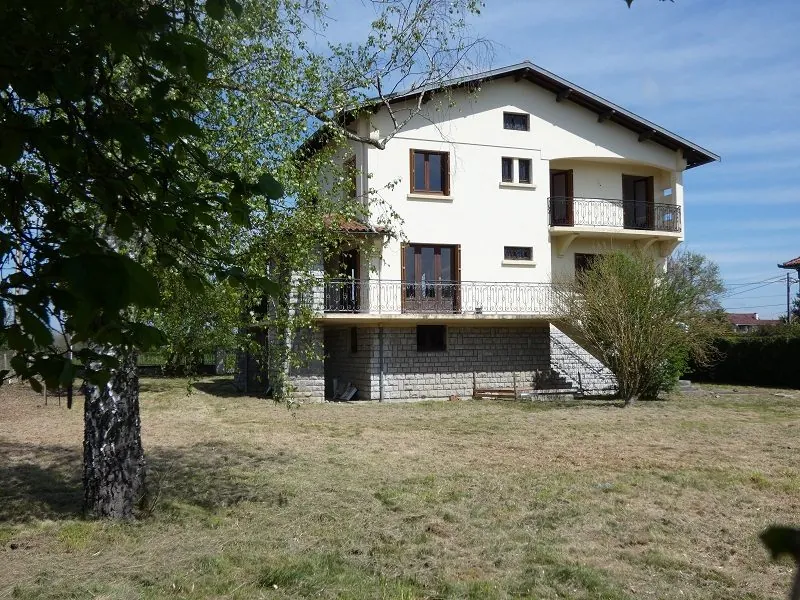 Maison à rénover avec grand jardin et garage à Labarthe-Rivière 