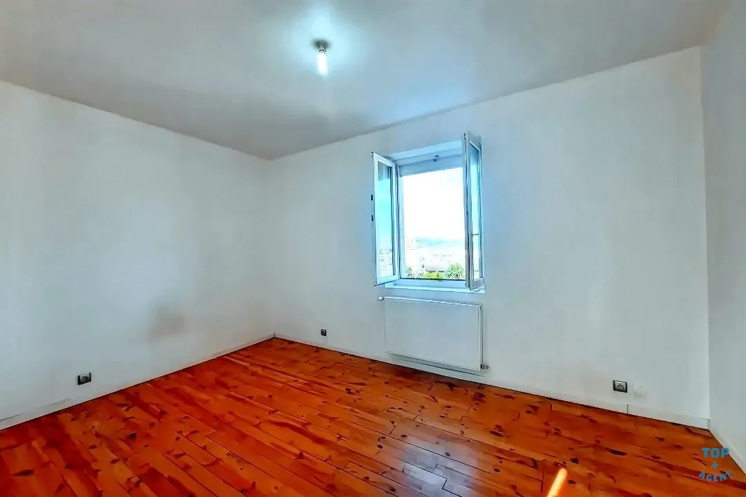 Maison mitoyenne rénovée de 208 m² avec 4 chambres et garage à Châteaucreux, Saint-Étienne 