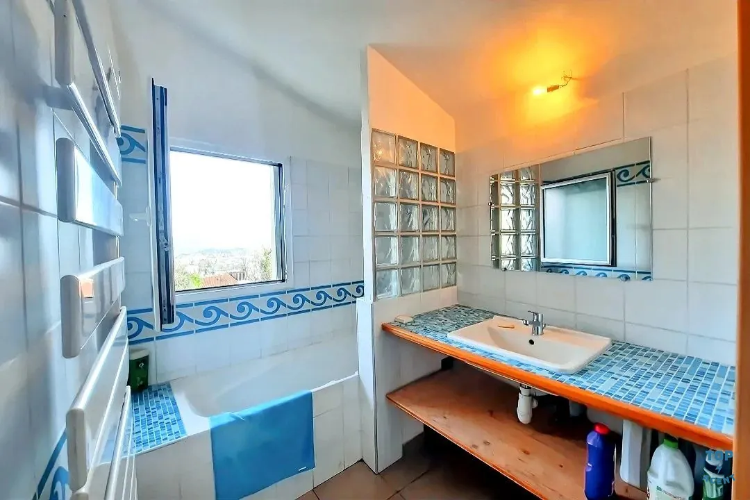 Maison mitoyenne rénovée de 208 m² avec 4 chambres et garage à Châteaucreux, Saint-Étienne 