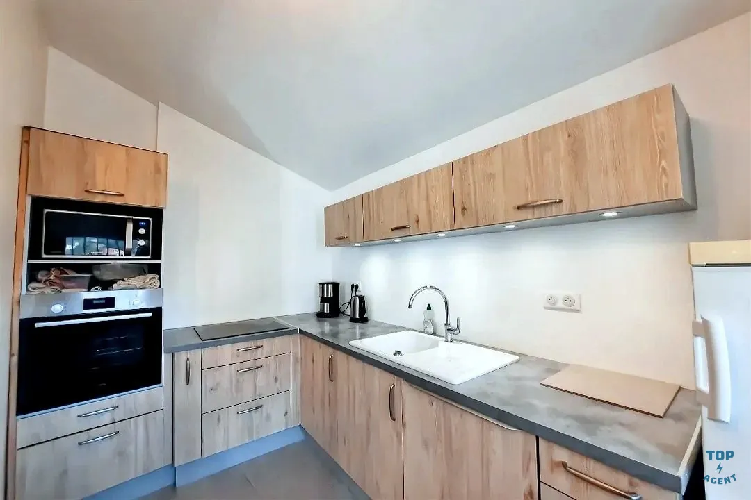 Maison mitoyenne rénovée de 208 m² avec 4 chambres et garage à Châteaucreux, Saint-Étienne 