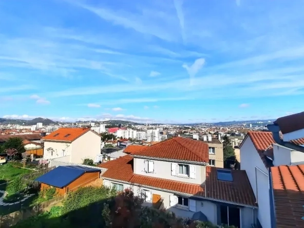 Maison mitoyenne rénovée de 208 m² avec 4 chambres et garage à Châteaucreux, Saint-Étienne
