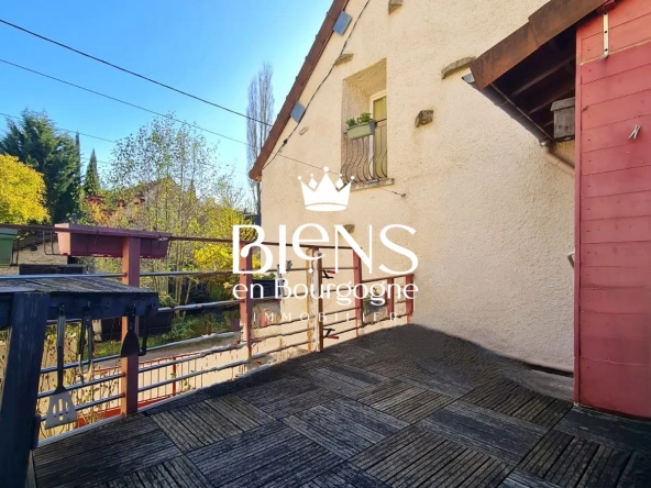 Magnifique maison de campagne avec terrasse et cave à Vauchignon en Bourgogne