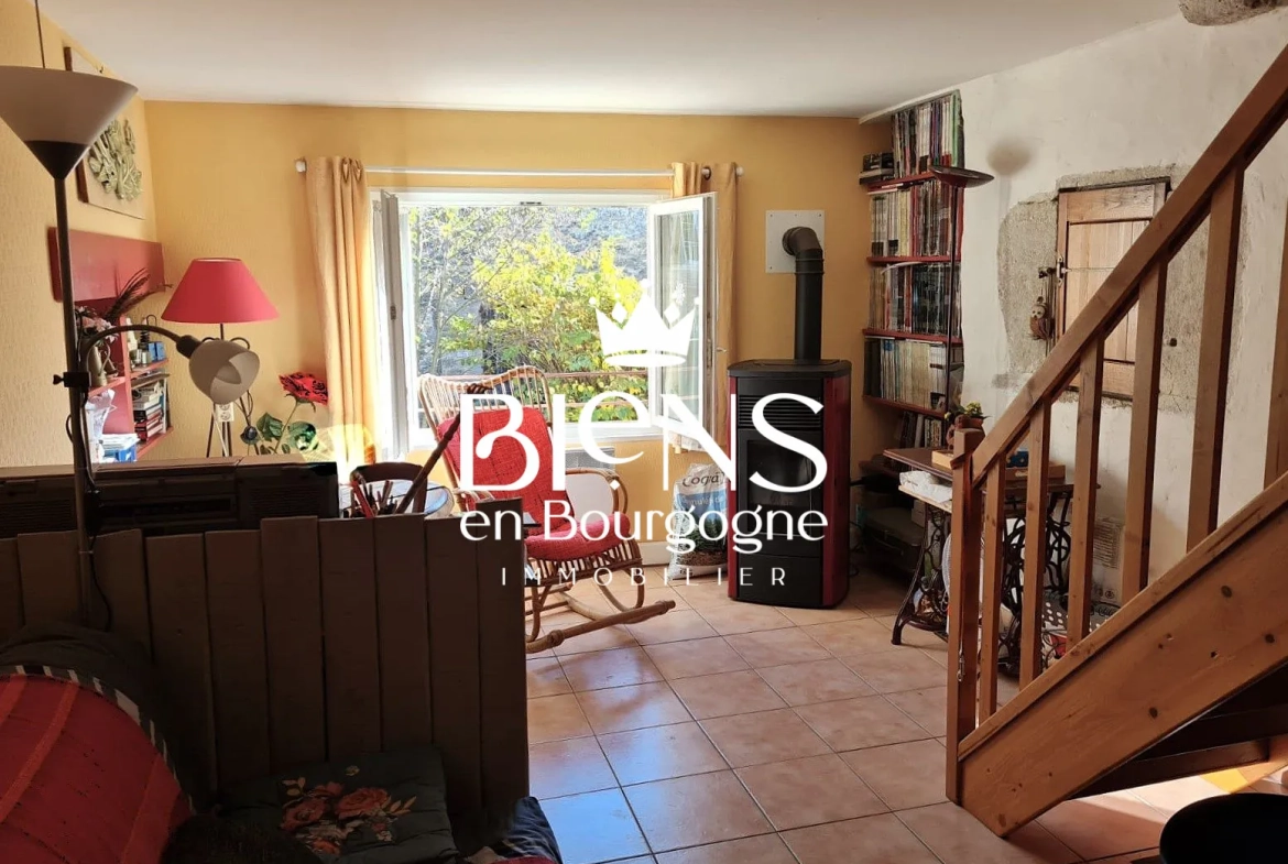 Magnifique maison de campagne avec terrasse et cave à Vauchignon en Bourgogne 