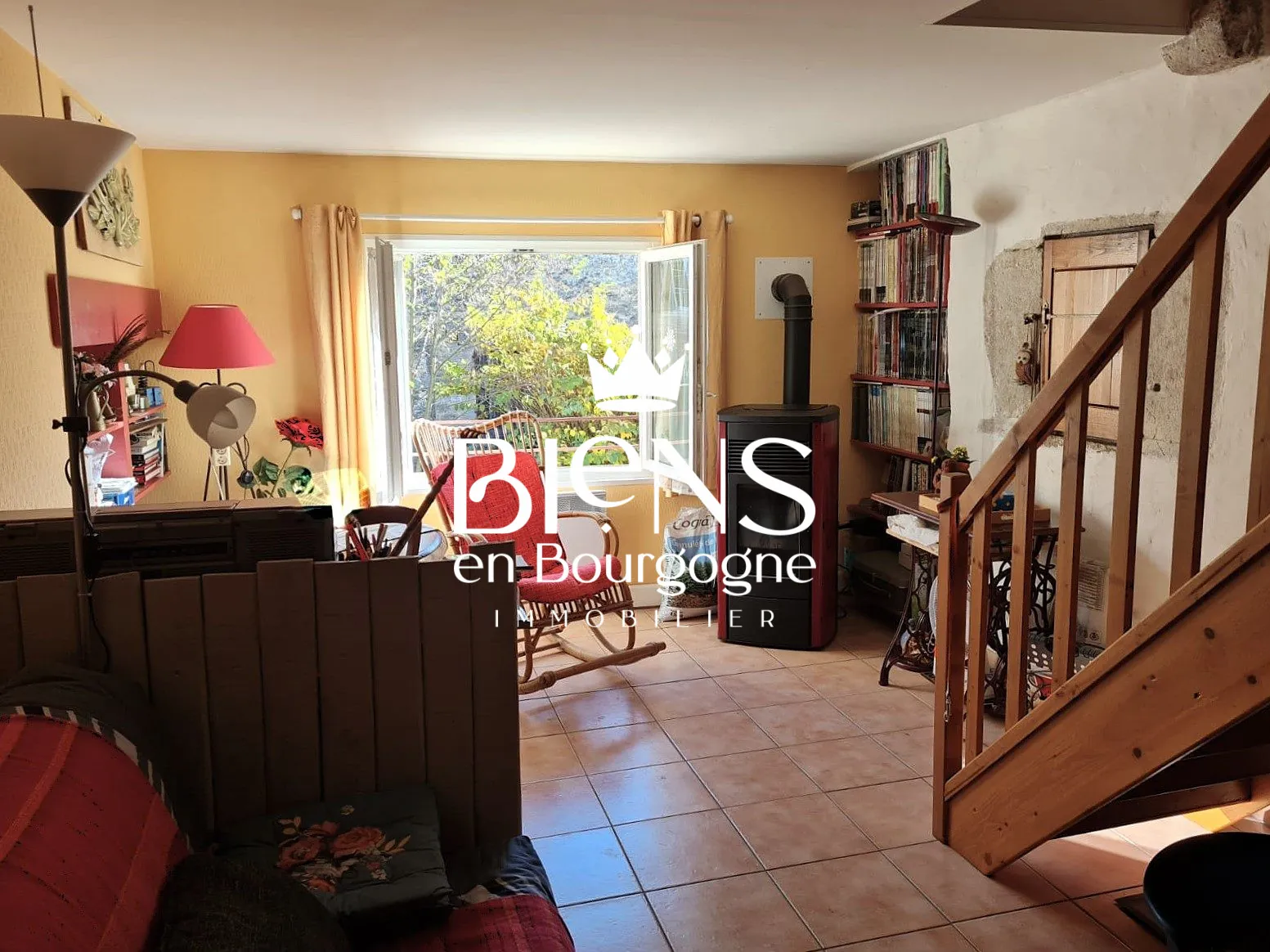 Magnifique maison de campagne avec terrasse et cave à Vauchignon en Bourgogne 