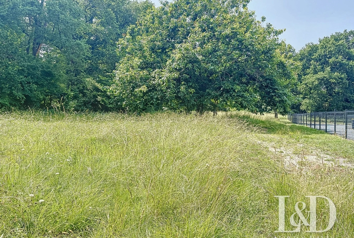 Terrain constructible de 2050 m² à Médis, proche Royan et plage - Projet personnalisé 
