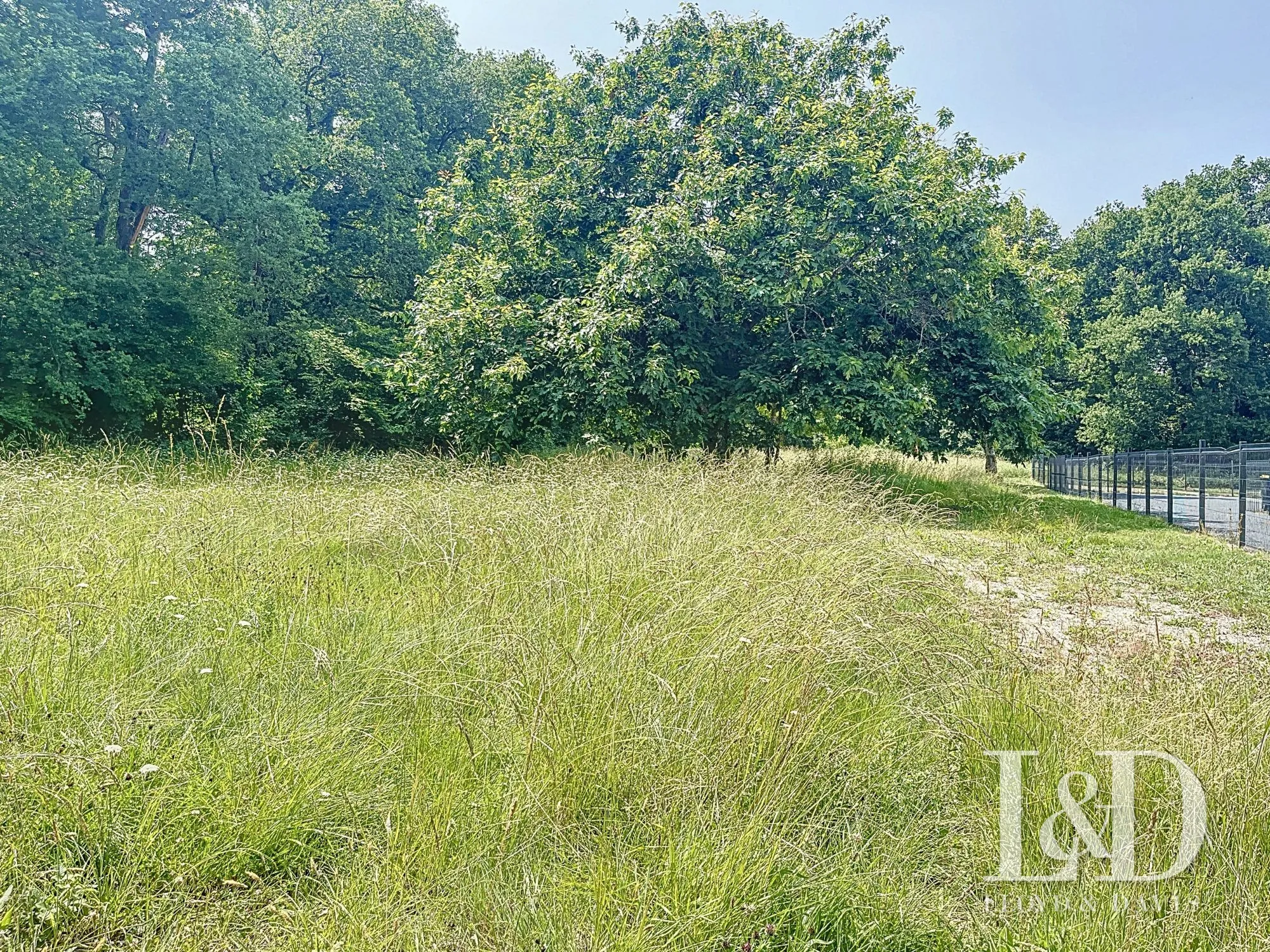 Terrain constructible de 2050 m² à Médis, proche Royan et plage - Projet personnalisé 