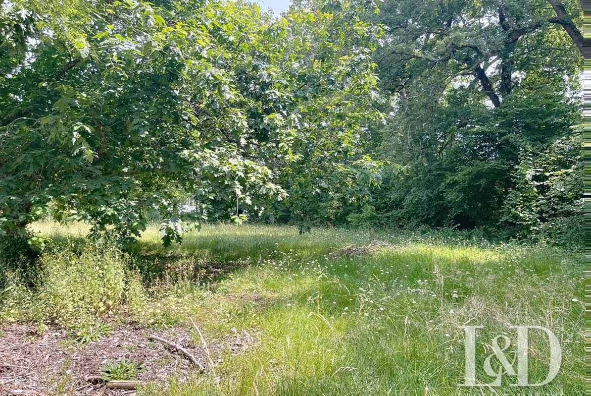 Terrain constructible de 2050 m² à Médis, proche Royan et plage - Projet personnalisé 