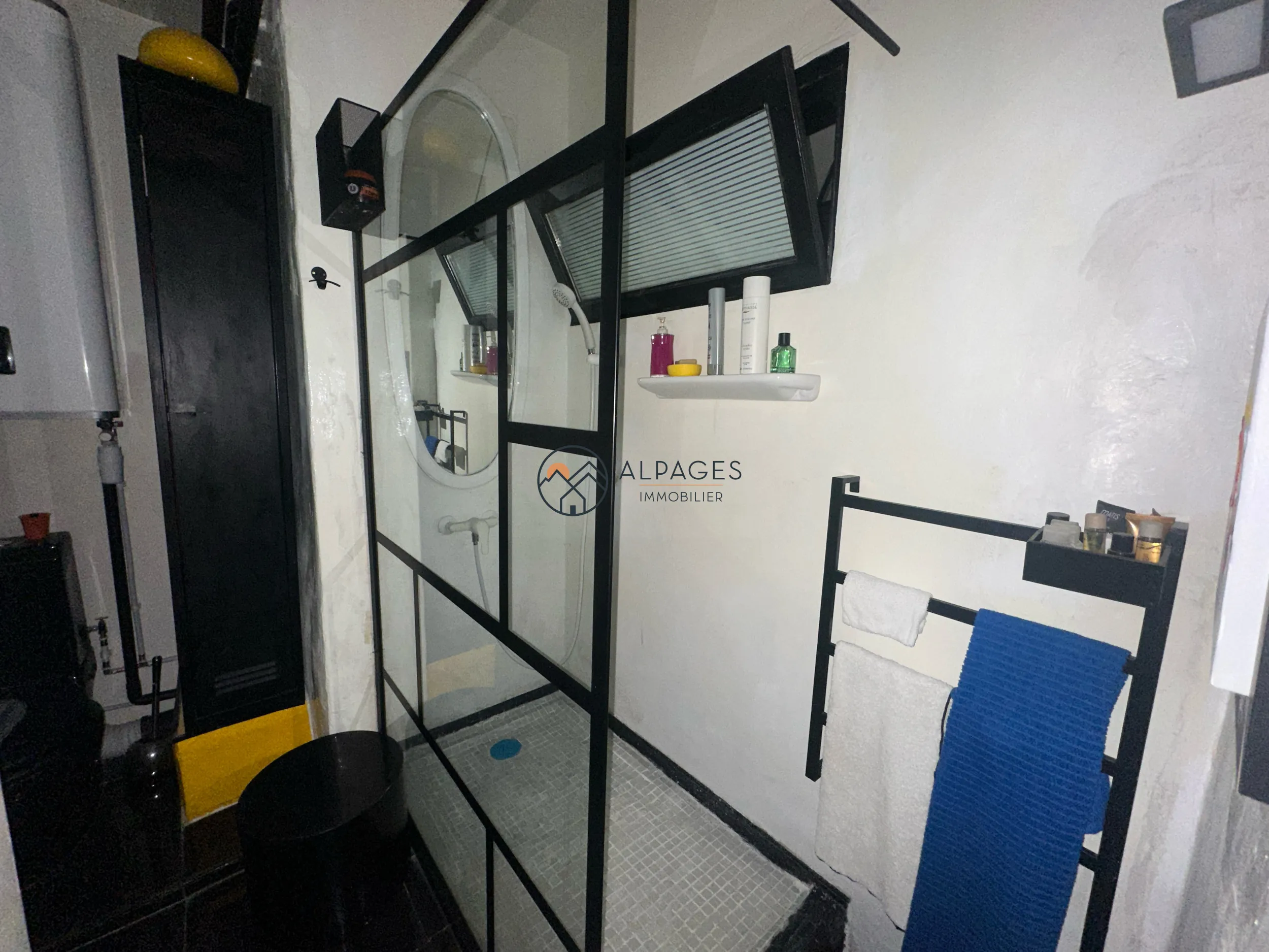 Vars - Studio - Salle de douche Studio de 22,64 m² aux Claux, parking commun, idéal investisseur ou résidence secondaire 