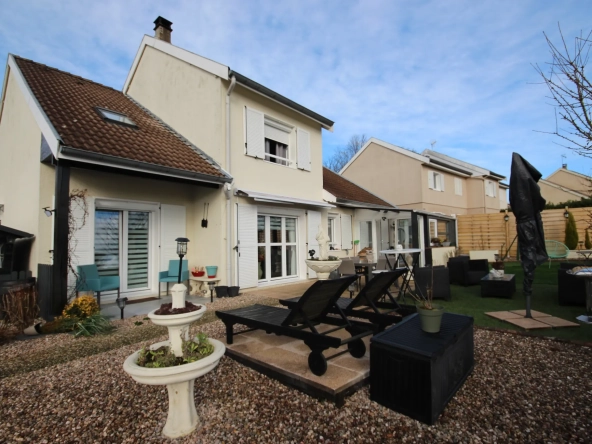 Maison familiale à Aubrives avec 4 chambres, jardin et garage – Opportunité à ne pas manquer