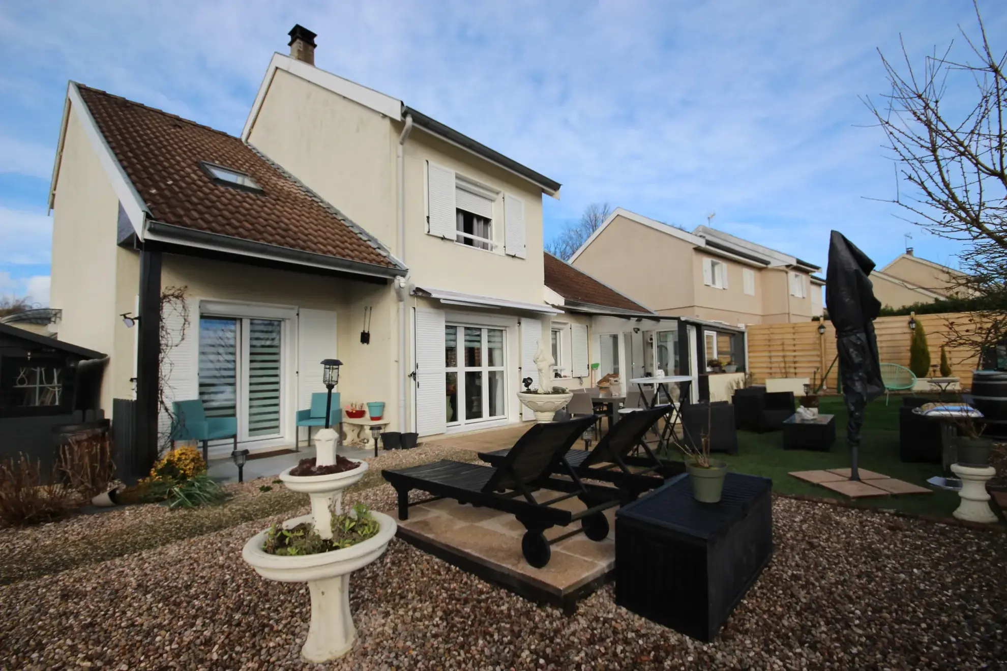 Maison familiale à Aubrives avec 4 chambres, jardin et garage – Opportunité à ne pas manquer 