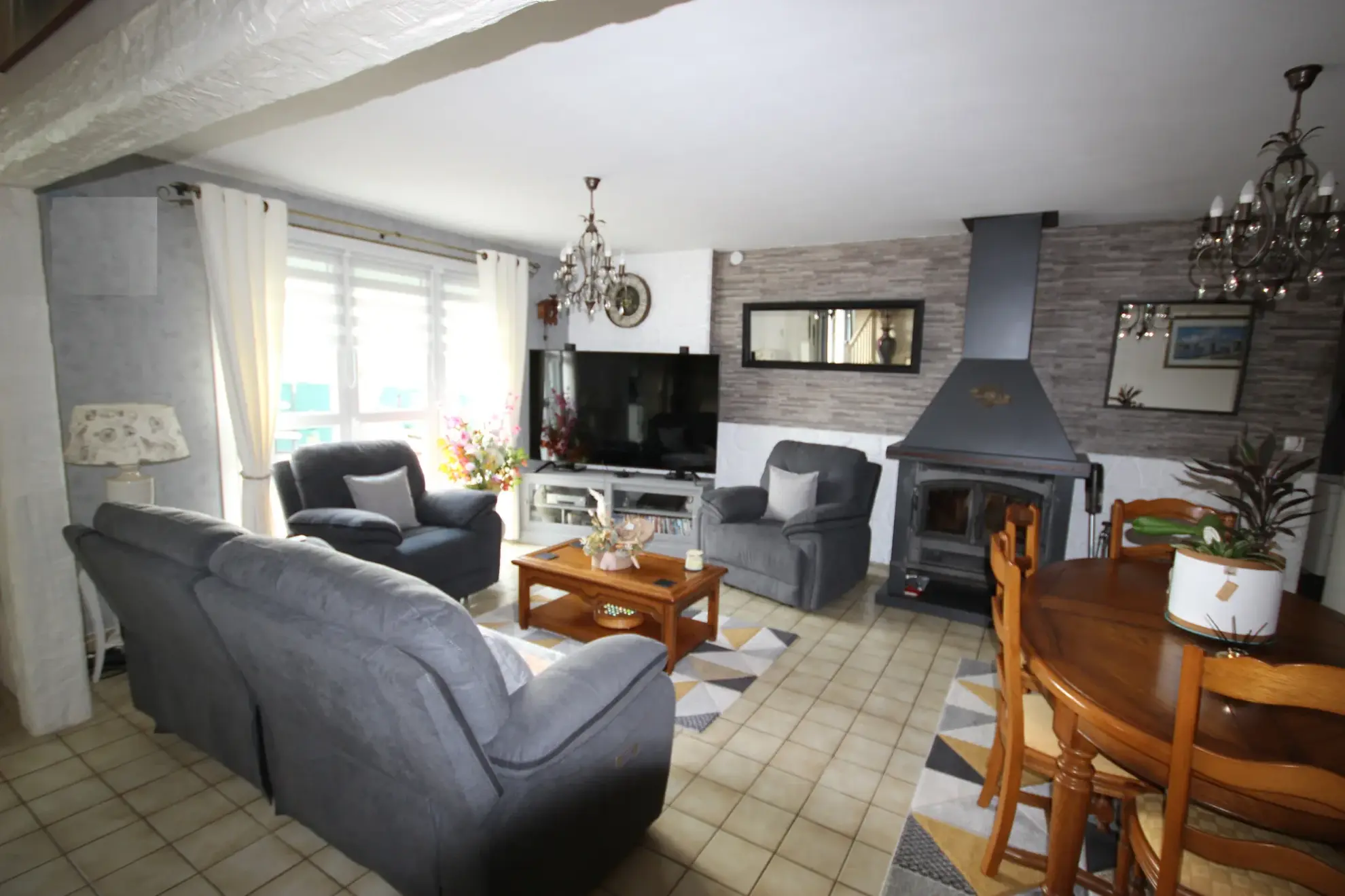 Maison familiale à Aubrives avec 4 chambres, jardin et garage – Opportunité à ne pas manquer 