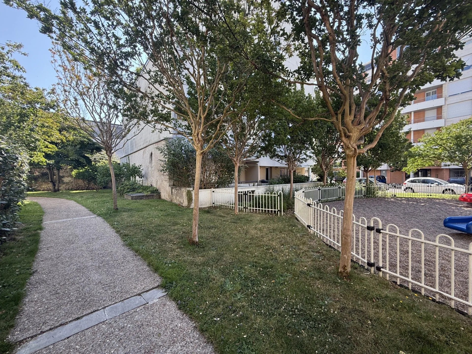 Appartement 2 pièces de 48 m² avec terrasse et parking à Tours Rabelais 