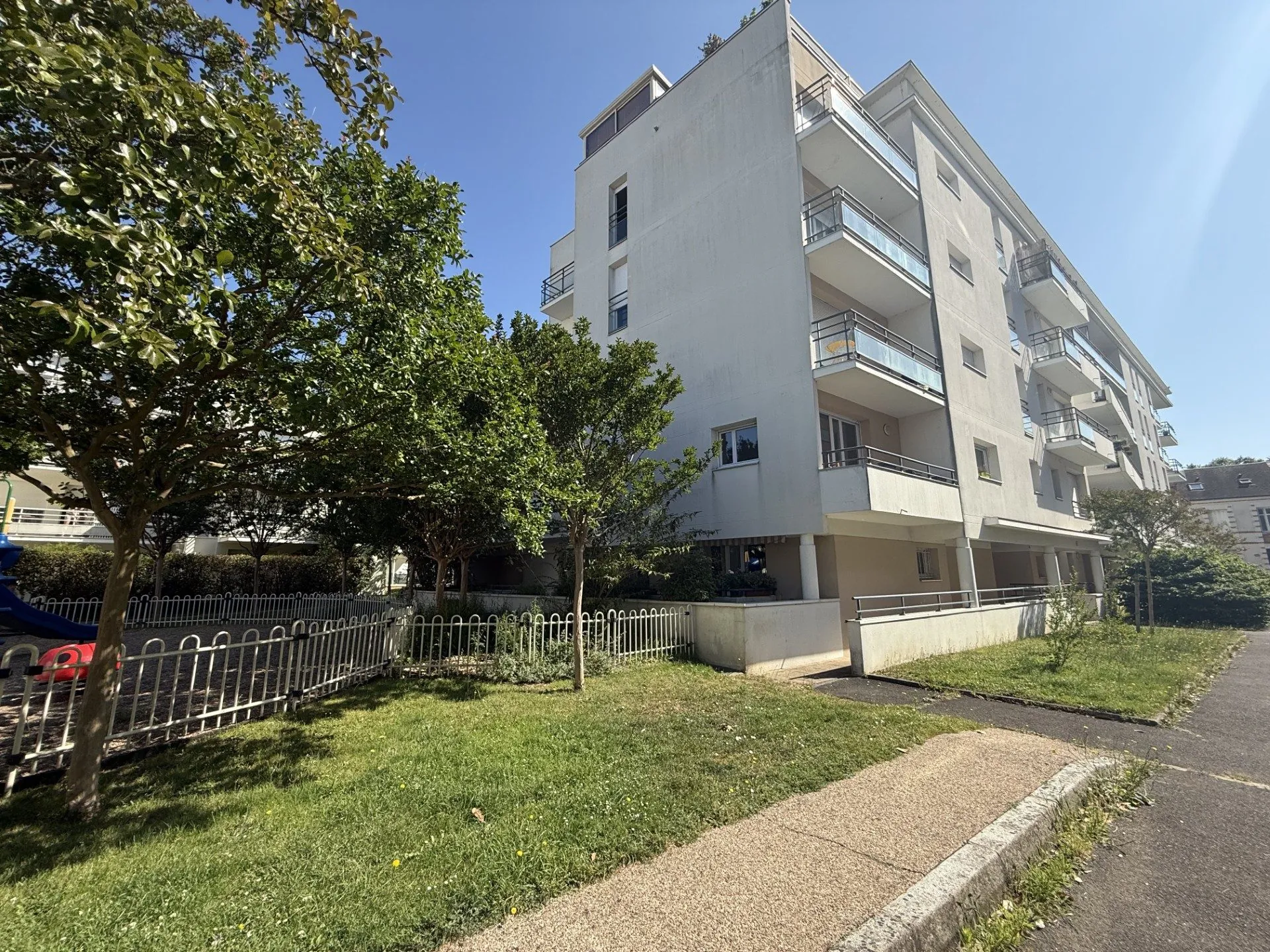 Appartement 2 pièces de 48 m² avec terrasse et parking à Tours Rabelais 