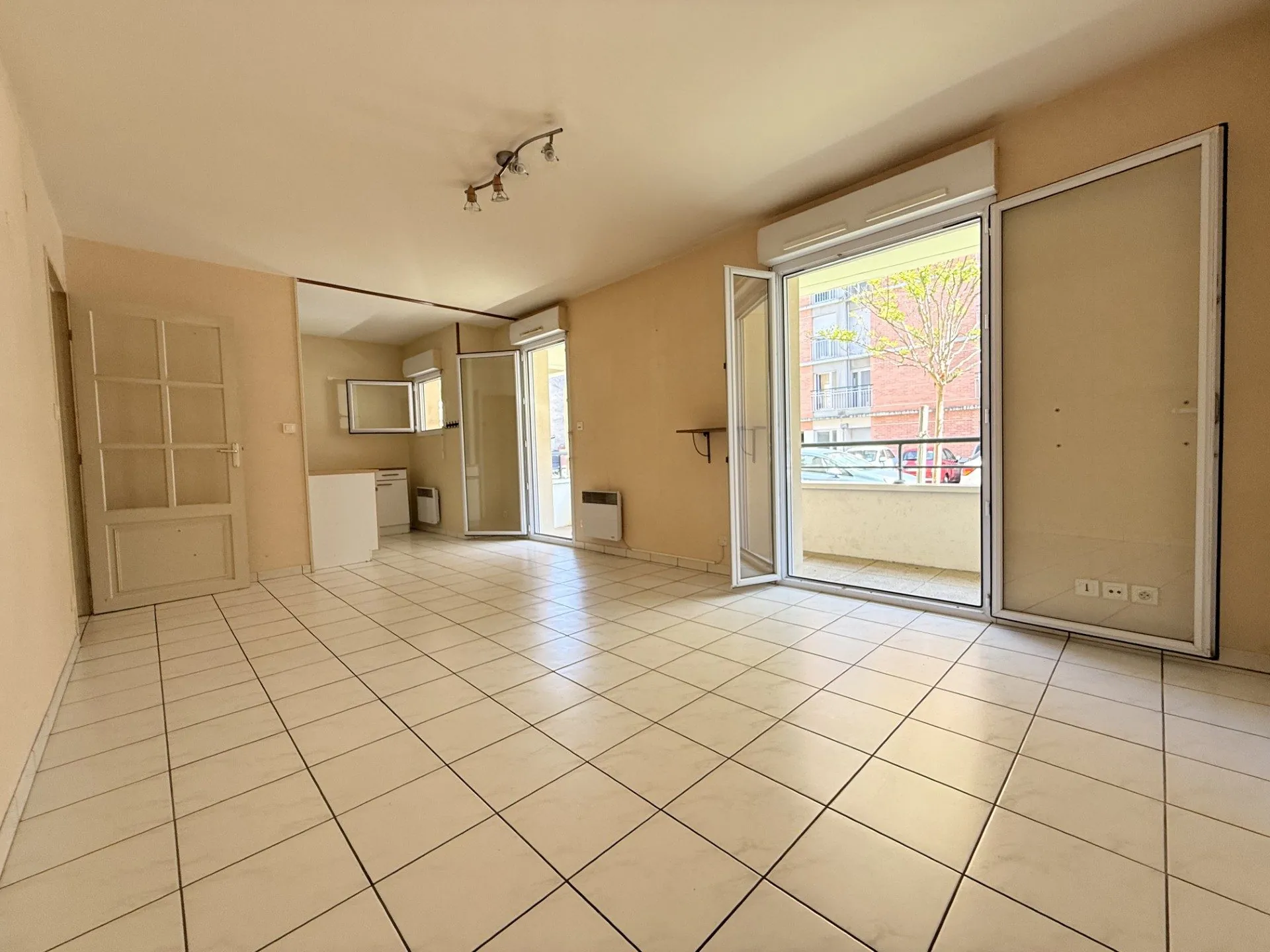 Appartement 2 pièces de 48 m² avec terrasse et parking à Tours Rabelais 